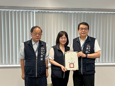 本所榮獲「113年度停車場綠美化評核績優獎」殊榮由主任接受秘書長頒獎