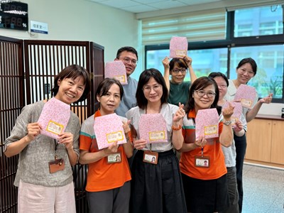主任致贈同仁母親節小禮合照