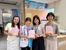 主任致贈志工母親節小禮合照