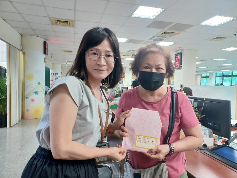 主任致贈洽公民眾母親節小禮(5)