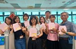 主任與同仁一起合拍慶祝母親節快樂