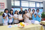 主任志工與結婚新人合照