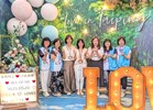 主任與同仁520於結婚牆拍照