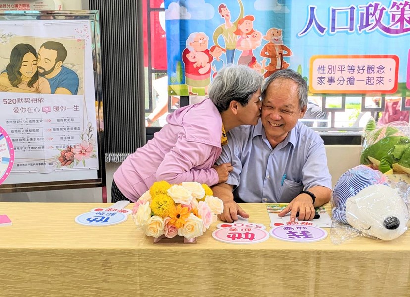 老夫老妻玩闖關遊戲大膽恩愛不輸年輕人