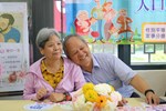 老夫老妻玩闖關遊戲恩愛幸福