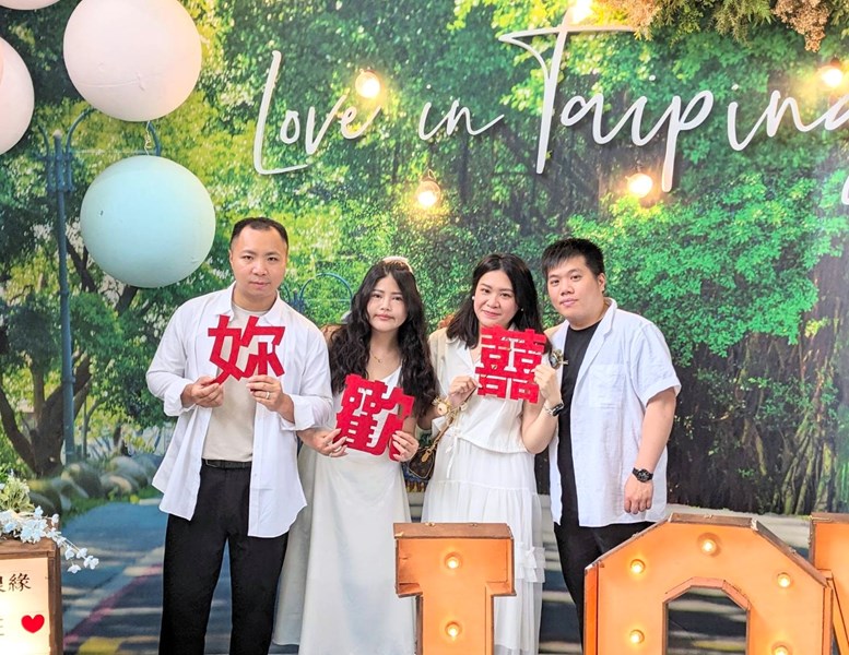 結婚牆拿「囍歡妳」手立牌拍照