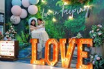 新郎很勇猛抱起太太在本所結婚牆拍照