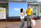 主任致贈陳國益講師宣導品感謝帶來精彩課程