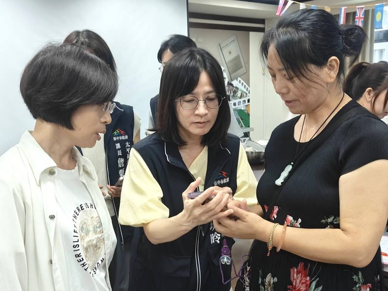 主任親自向學員手機教學