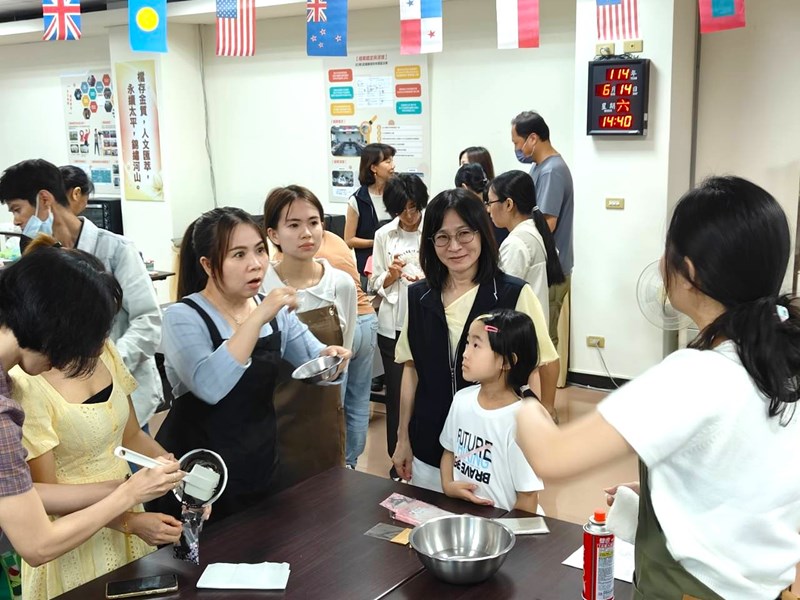 學員做餅乾向講師請益