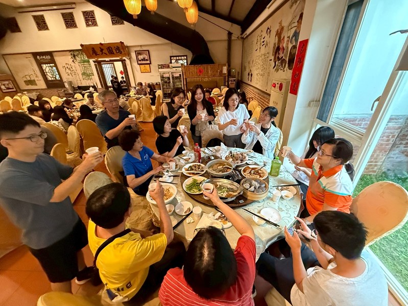 主任帶領主管們向同仁家屬致意