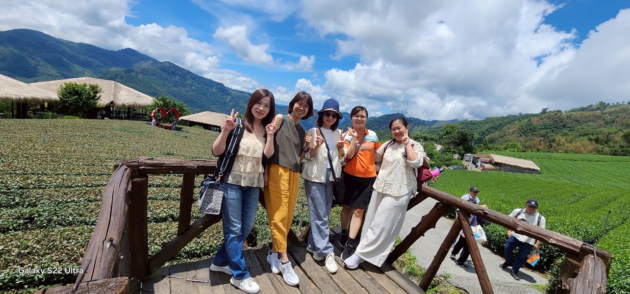 優遊吧斯阿里山鄒族文化部落美麗的藍天白雲綠葉配lady