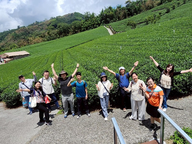 優遊吧斯阿里山鄒族文化部落茶園合照