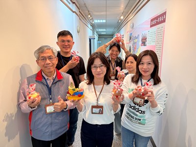 主任致贈同仁蘋果祝福38婦女節快樂