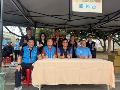 「枇杷產業文化活動」主任現場與太平區公所陳柏宏區長、太平區農會余文欽總幹事、理事長黃文生、常務監事陳展群、新福里蔡美慧里長及豐年里劉盈欣里長拍照合影