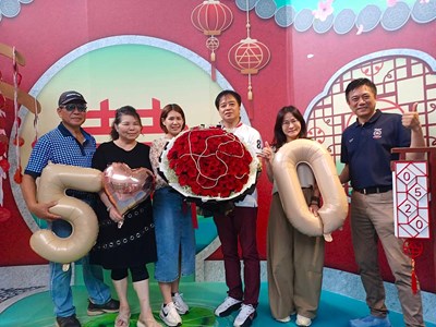 520新人持99朵玫瑰與主任合照