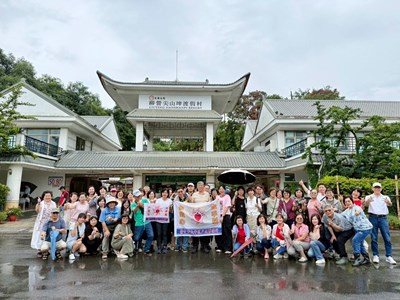 115年員工暨志工文康休閒旅遊_台糖柳營尖山埤渡假村大門前合照