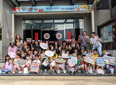 「臺中市中華非營利幼兒園」至本所校外參觀於大門前合照