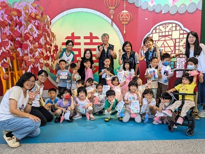 「臺中市中華非營利幼兒園」小小兵至本所校外參觀結婚牆前大合照