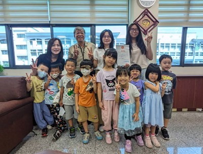 「臺中市中華非營利幼兒園」老師與學生至本所致贈感謝狀合照