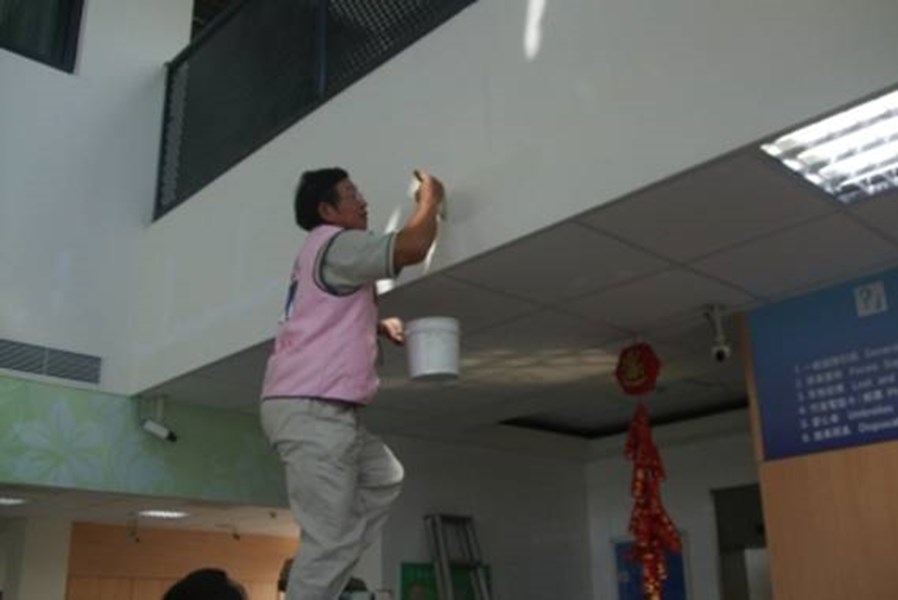 志工協助辦公室牆壁粉刷環境清潔